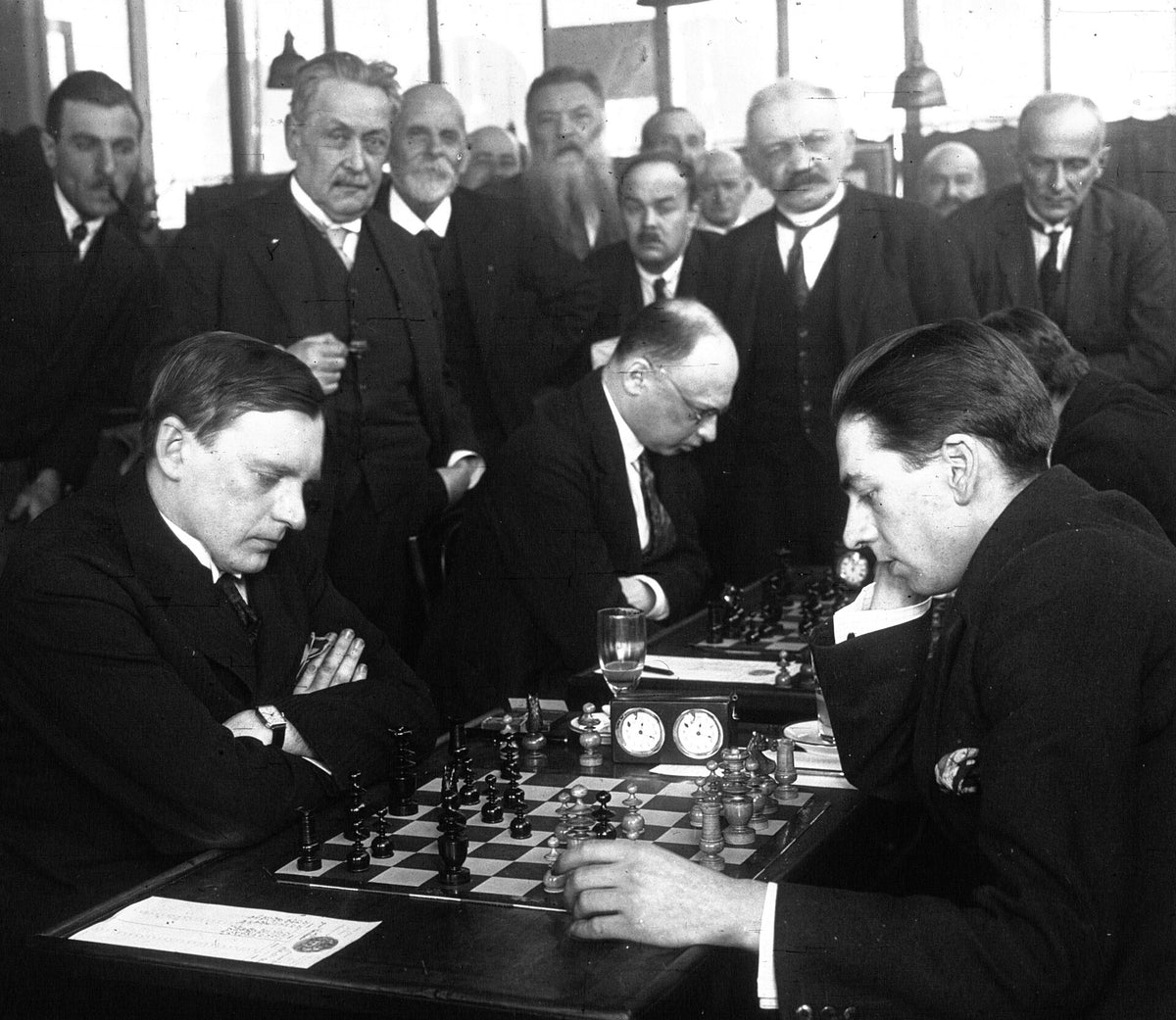 Alexander Alekhine jugando contra Edgard Colle en 1925, rodeados de público