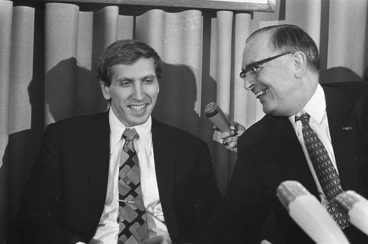 Bobby Fischer junto a Max Euwe en Ámsterdam en enero de 1972
